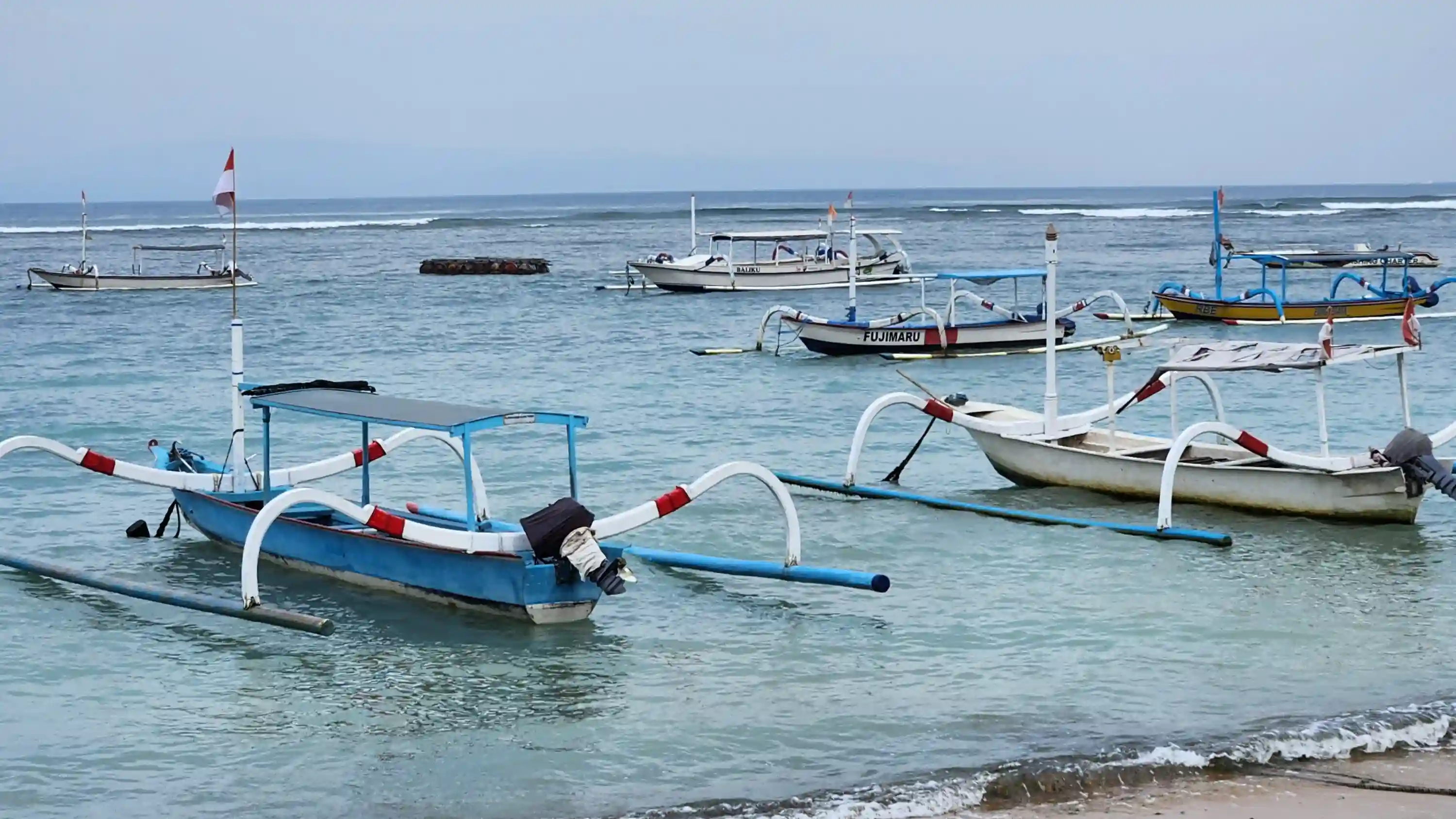 bali-sanur-beach-boats