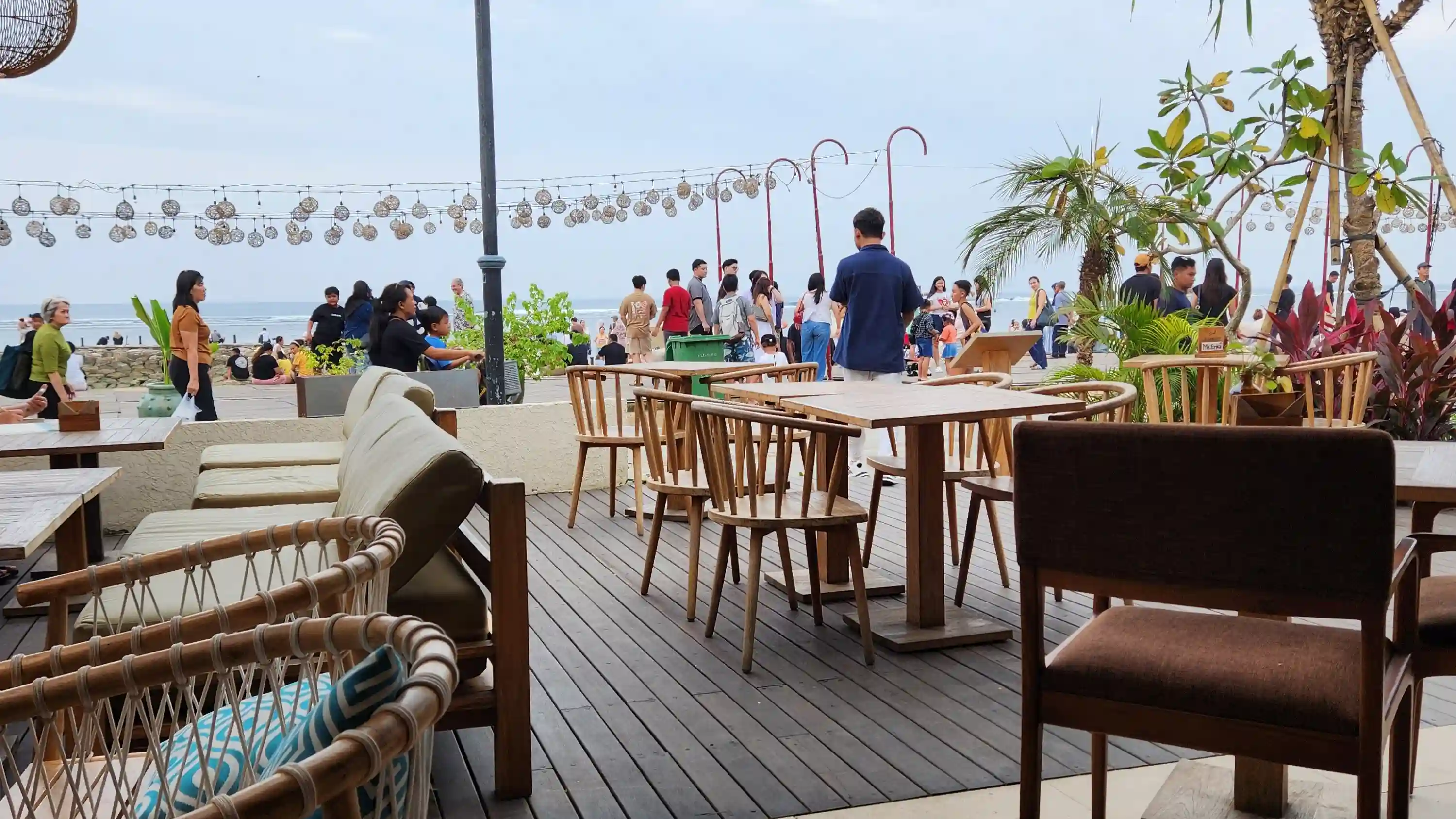 bali-sanur-beachfront-cafe
