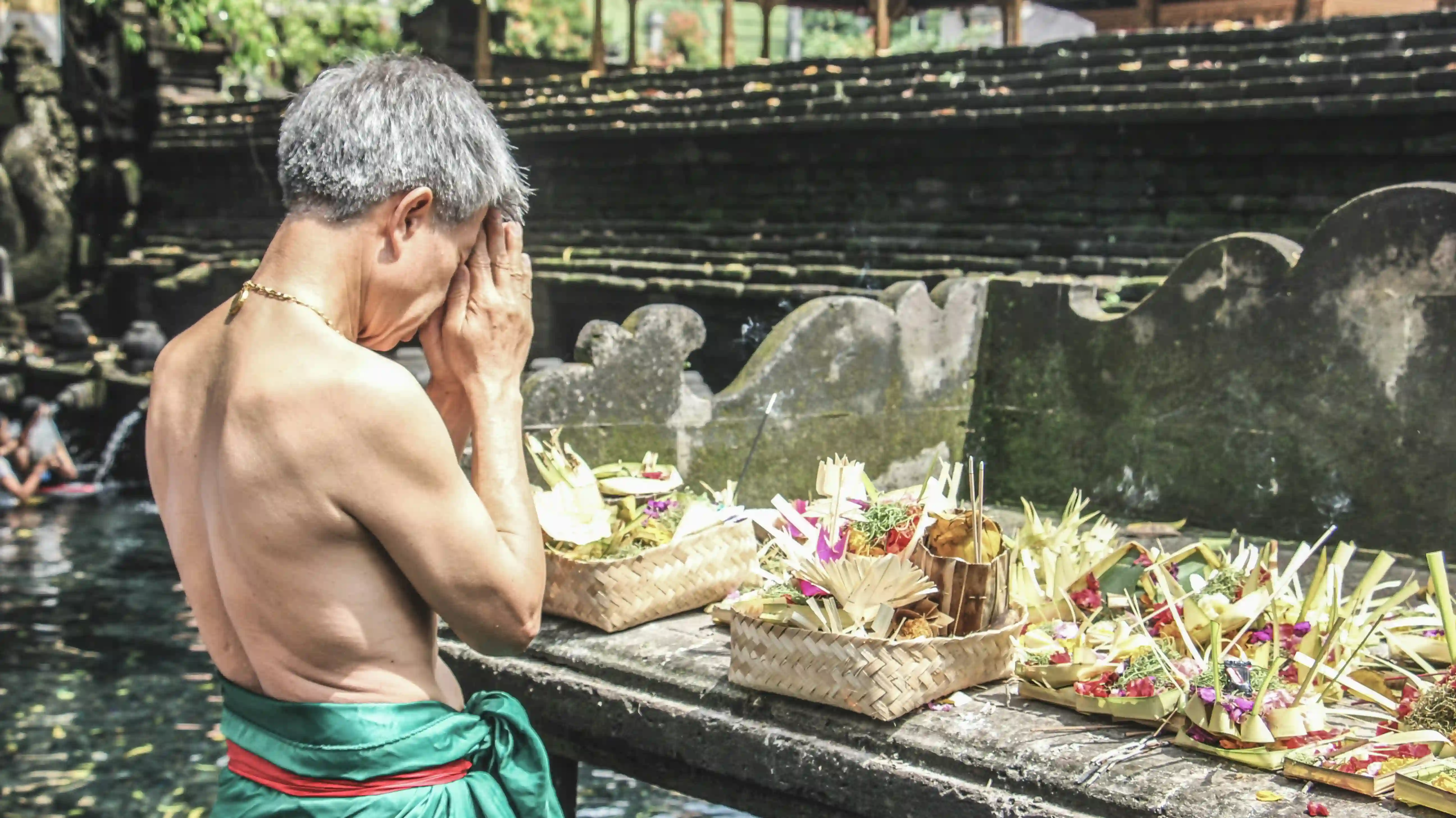 bali-ubud-temple-pray